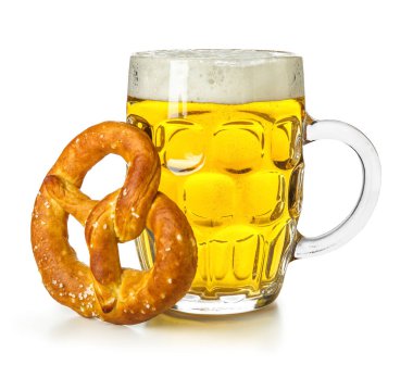 Beyaz arka planda izole edilmiş soğuk biralı simit ve kupa, yakın plan.