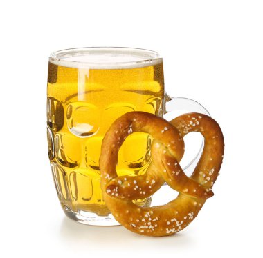 Beyaz arka planda izole edilmiş soğuk biralı simit ve kupa, yakın plan.