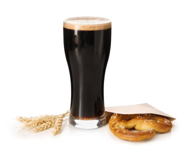 Siyah biralı simit ve cam beyaz arka planda izole edilmiş, yakın plan.