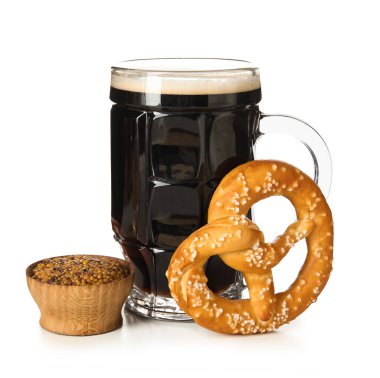 Simit, koyu bira ve hardallı kase beyaz arka planda izole edilmiş, yakın plan.