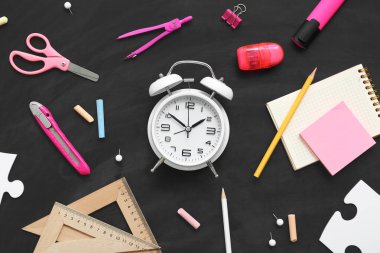 Siyah karatahtadaki farklı okul kağıtları