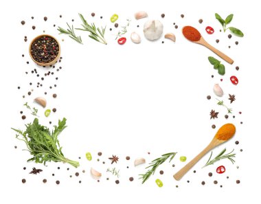 Taze bitkilerden ve beyaz arka planda izole edilmiş aromatik baharatlardan yapılmış çerçeve