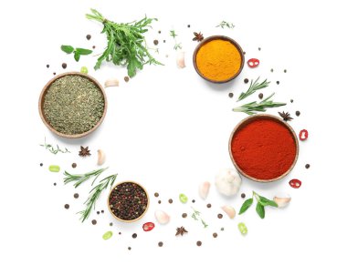 Beyaz arka planda farklı aromatik baharat ve otlarla yapılmış çerçeve