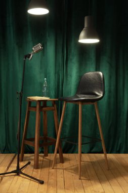 Dışkı, mikrofon ve parlayan lambalarla stand-up görüntüsü