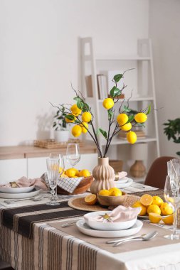 Yemek odasında bir sürü taze turta ve güzel limon dallarıyla süslenmiş şık masa dekorasyonu.