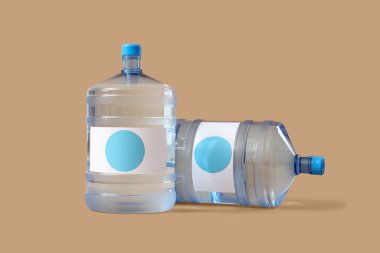Bej arkaplanda temiz su şişeleri