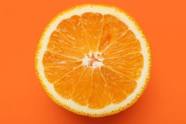 Turuncu arka planda turunçgil meyvesinin yarısı