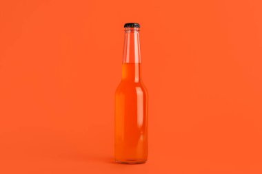 Turuncu arka planda bir şişe soda.