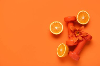 Turuncu arka planda narenciye ve zambak çiçekli dambıllar.