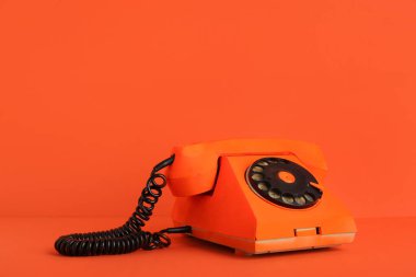 Turuncu arkaplanda Retro telefon