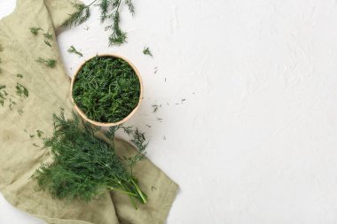 Beyaz arka planda taze yeşil dereotlu kase