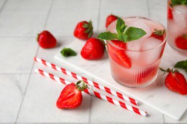 Beyaz fayanslı çilekli soğuk kokteyl, yakın plan.
