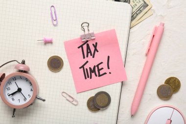 Alarmlı saat, para, bilgisayar faresi, bozuk paralar ve vergilendirme zamanının olduğu not defteri grunge beyaz arkaplanında