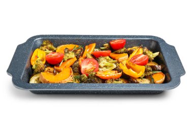 Beyaz arka planda lezzetli brokoli, dolma biber, domates, kabak ve kabak ile pişirme tabağı.