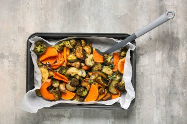 Lezzetli fırında balkabağı, patlıcan, dolmalık biber ve grunge grisi arka planda kabak.