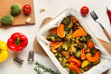 Lezzetli fırında balkabağı, patlıcan, dolmalık biber, kabak ve baharatlı beyaz arka plan.