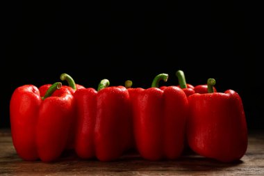 ahşap masa üstünde kırmızı biber