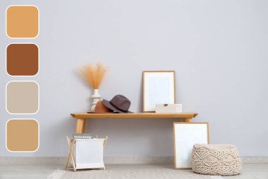 Süslü banklar, şık şapkalar ve aydınlık odada boş çerçeveler. Farklı renk desenleri