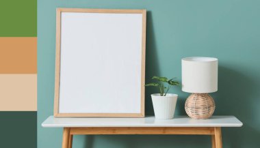 Lamba, bitki ve boş çerçeve masaya. Farklı renk desenleri  