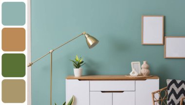 Dolabı, lambası ve çiçekleri olan şık bir oda. Farklı renk desenleri  