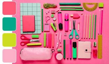 Pembe arka planda bir sürü okul malzemesi. Farklı renk desenleri