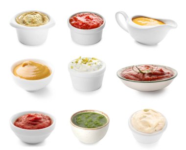 Beyaz arkaplanda bir sürü farklı sos.