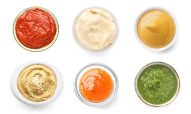 Beyaz arka plan üzerinde üst görünümden farklı soslar ayarla