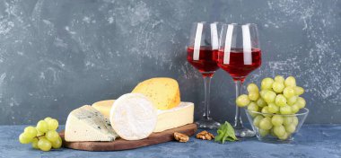 Masada şarap ve peynirin farklı çeşitleri var.