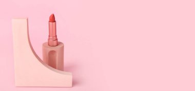 Pembe zemin üzerinde ruj lekesi olan dekoratif podyumlar ve metin için boşluk