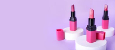 Metin için arkaplanı leylak olan rujlu dekoratif podyumlar