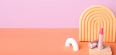 Renk arkaplanında ruj olan dekoratif podyumlar ve metin için boşluk