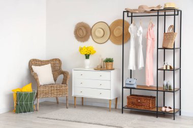 Koltuğu, çekmecesi ve askısı olan modern salonun şık iç tasarımı.