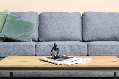 Modern oturma odasının içinde siyah kanepe ve sehpa, yakın çekim.