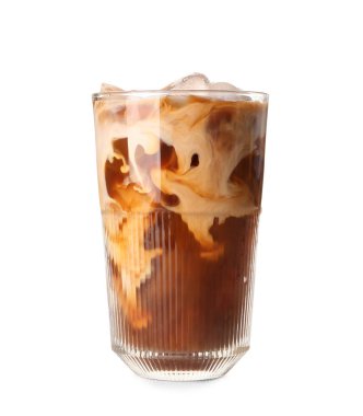 Beyaz arkaplanda bir bardak buzlu latte