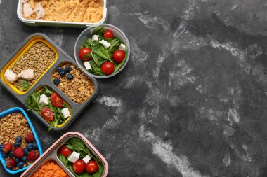 Gri grunge arka planında beslenme çantalarındaki sağlıklı ürünler. Diyet kavramı