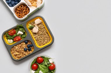 Beslenme çantalarında hafif arka planda sağlıklı ürünler. Diyet kavramı