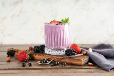 Farklı böğürtlenli taze meyve püresi ve ahşap masada nane şekeri.