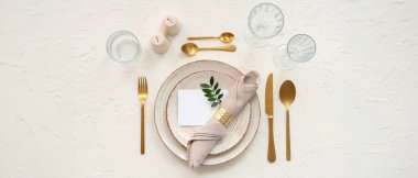 Beyaz arkaplan üzerinde boş kart olan temiz sofra takımı. Üst görünüm