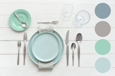 Beyaz arka planda güzel bir masa. Üst görünüm