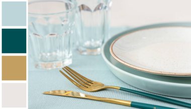 Beyaz arka planda mavi kumaşlı şık masa ayarları. Yakın çekim.