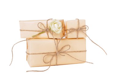 Beyaz arka planda güzel güller olan hediye kutuları. Uluslararası Kadınlar Günü