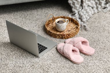 Pembe terlikler, dizüstü bilgisayarlar ve odada bir fincan kahve.