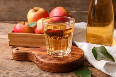 Meyveli kompozisyon, ahşap tepsi, kutu ve ahşap arka planda taze elma şarabı, yakın plan