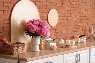 Mutfakta şakayık çiçekli vazo.