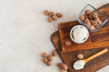 Kaba yağı ve fındıklı ahşap tahta.