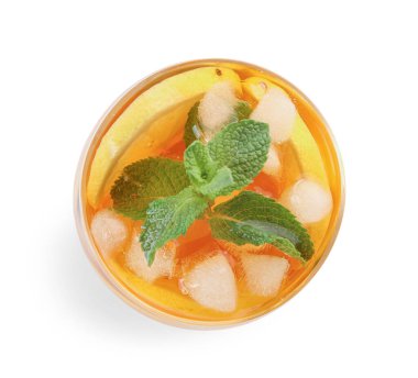 Beyaz arka planda limonlu lezzetli buzlu çay, yakın plan.