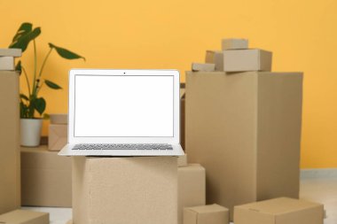 Boş dizüstü bilgisayar taşınma kutusunda, yakın plan