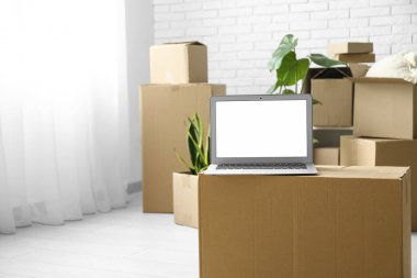 Boş dizüstü bilgisayar taşınma kutusunda, yakın plan