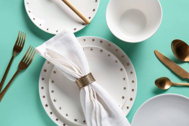 Turkuaz arka planda güzel masa ayarları, yakın plan