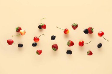 Bej arka planda uçuşan farklı meyveler